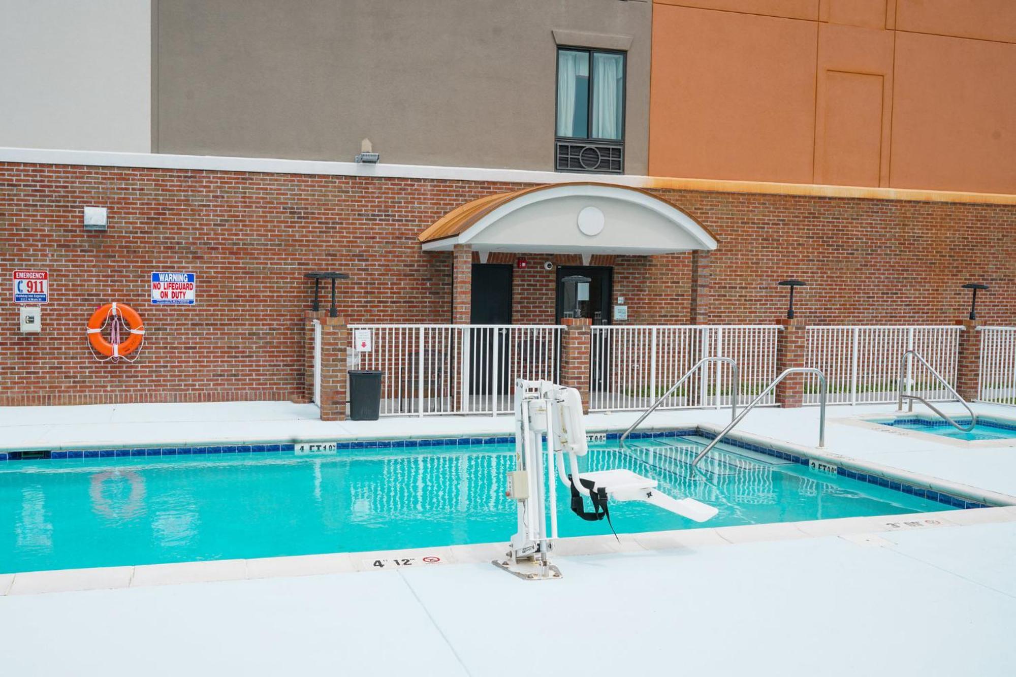 Holiday Inn Express Hotel & Suites Hope Mills-Fayetteville Airport By Ihg Экстерьер фото